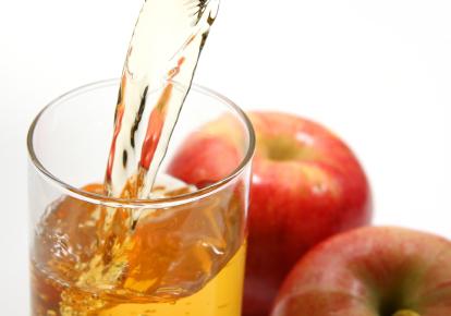 Elma suyundaki meyve, kış için lezzetli bir içecektir.