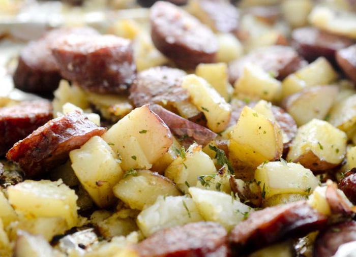 Lezzetli yemek - fırında sosisli patates