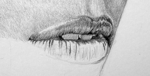 bir erkeğin dudaklarını bir kurşun kalemle çizme
