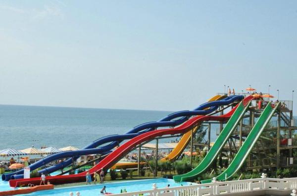 Tanışın: "Deniz Feneri". Soçi'de aile tatilleri için Aquapark